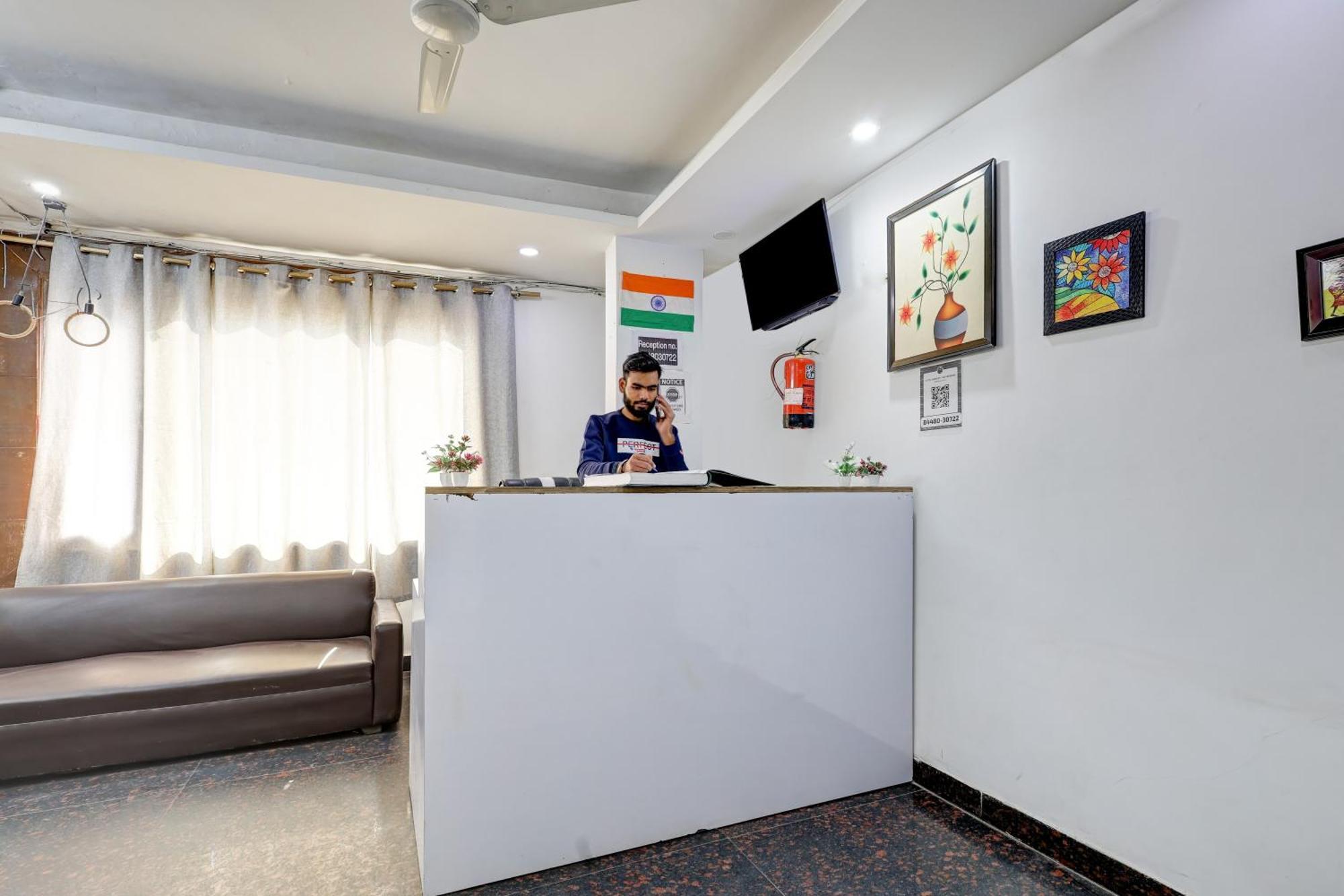 Hotel Aron By The Premium Villa Nueva Delhi Exterior foto